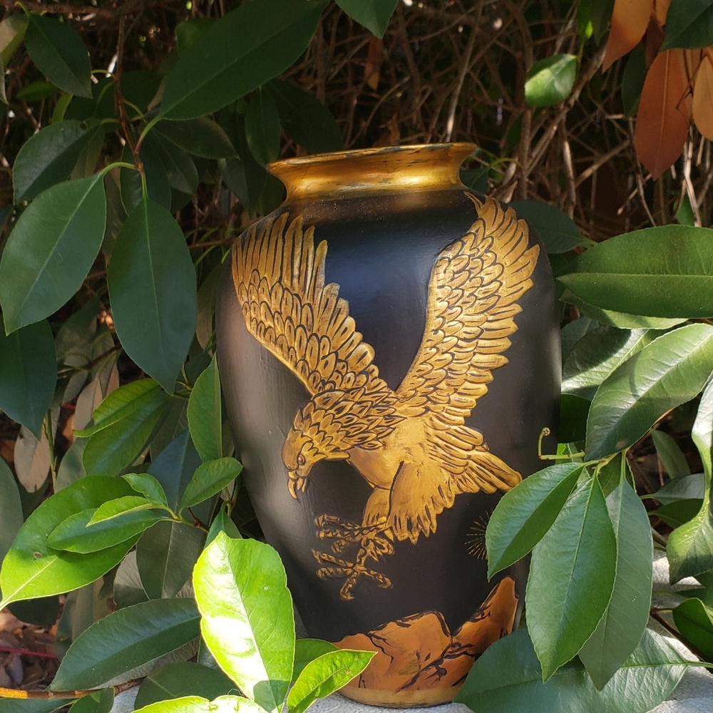 "Golden eagle" Black clay planter